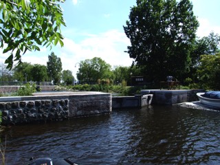 Het benedenhoofd van de sluis voor uitleggers, achter het Fort bij Kudelstaart.