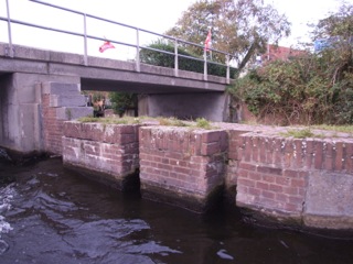 De schotbalksponningen van de Westelijke Sluis bij Penningsveer.