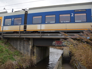 Nieuwe spoorbrug over de Assumervaart bij Uitgeest.