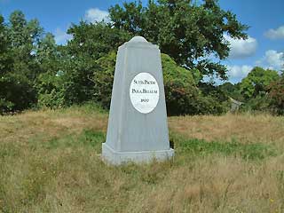 Een monument op een werk van de Linie van Beverwijk. In het Latijns staat de tekst 'Als je vrede wilt, bereid je dan voor op een oorlog'