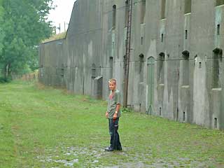 Maurits voor het bomvrije hoofdgebouw van het Fort bij Spijkerboor
