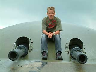 Maurits tussen de kanonnen van Fort bij Spijkerboor