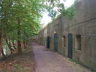Het hoofdgebouw van het Fort aan de Nekkerweg