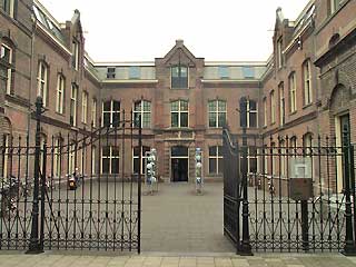 Het Rijks Magazijn voor Geneesmiddelen aan de Sarphatistraat in Amsterdam
