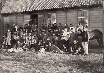 Een foto uit 1916 van de soldaten van het Fort benoorden Spaarndam
