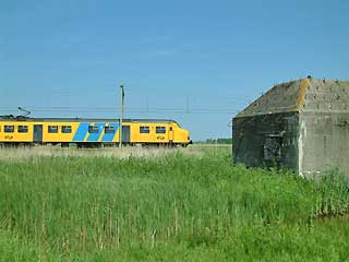 In de omgeving van Fort bij Uitermeer houdt een schuilplaats uit 1939 nogsteeds de wacht langs de spoorweg