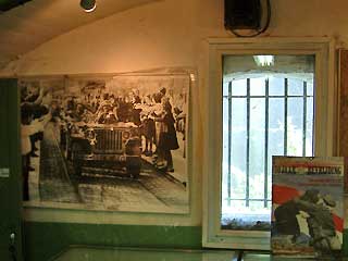 Een foto van de bevrijding in 1945 naast een raam met tralies voor de NSB-gevangenen in het Fort bij Veldhuis