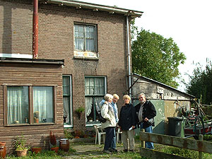 Dochters voor hun ouderlijk huis.