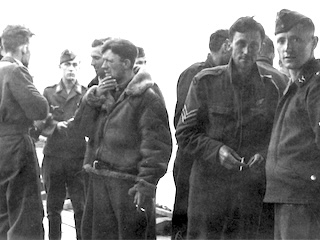 Engelse vliegeniers tussen Duitse militairen op Fliegerhorst Schellingwoude.