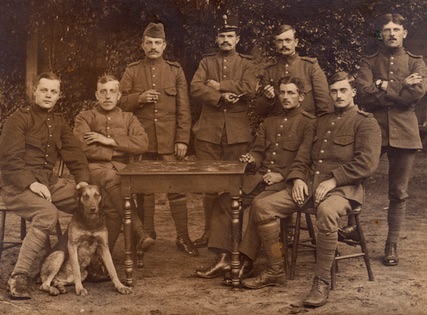 Groepsfoto militairen in Brabant.