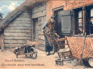Prentbriefkaart Noord-Brabant, Grootvader zorgt voor brandhout.