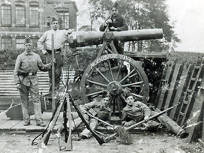 Groepsfoto op de oefenbatterij van de Oranje-Nassau Kazerne te Amsterdam.