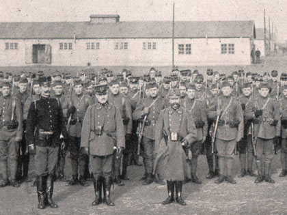 Groepsfoto van manschappen op het barakkenkamp Entos-terrein