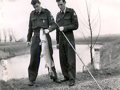 Gerard met gevangen vis op Fort bij Spijkerboor