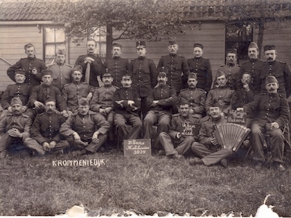Engelse vliegeniers tussen Duitse militairen op Fliegerhorst Schellingwoude.