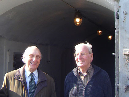 Munitietechnicus Meerhof en Voorman Wipprecht op Fort aan de Nekkerweg.