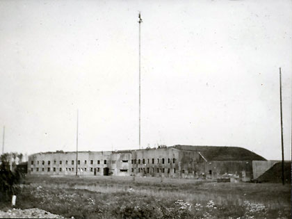 Het Fort bij Spijkerboor met de straalzendermast.