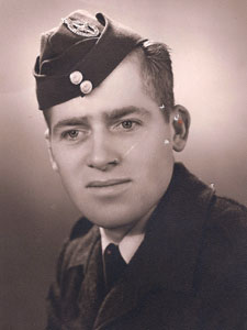 Portret uit 1957 van sergeant Pennekamp.