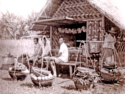 Een toko (winkel) in Indiê, circa. 1935.