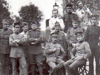 Een groepsfoto met de oudere lichting van Fort benoorden Spaarndam die afzwaaide, met rechtsvoor kapitein Scholten en luitenant Rang, in 1915.