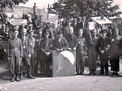 Fortwachter Reinderts op een groepsfoto van de Binnenlandse Strijdkrachten Vinkeveen.