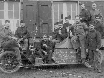 Auto met manschappen Fort bij Marken-Binnen