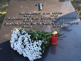 Groep militairen voor de wachterswoning van Fort aan de Winkel. Geheel links is waarschijnlijk Van Uden.