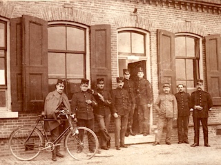 Groep militairen voor de wachterswoning van Fort aan de Winkel. Geheel links is waarschijnlijk Van Uden.