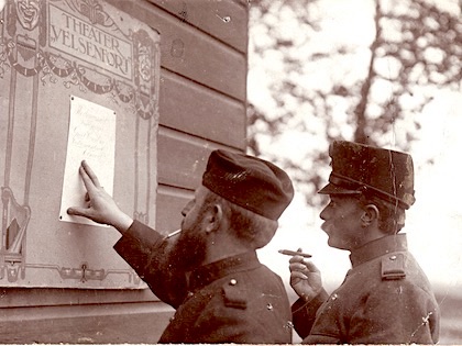 André Vlaanderen bij bord over Theater Velsenfort.