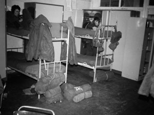 De slaapzaal in de Jan van Schaffelaarkazerne tijdens de opleiding in Ermelo.