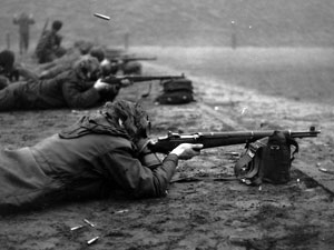 Schietoefeningen met het Garand geweer op een schietbaan van het Schietkamp Harskamp.