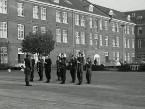 Manschappen van het 420 IBC exerceren op het plein van de Oranje-Nassau Kazerne.