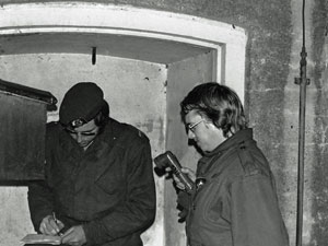 Sergeant Wools (links) noteert het nachtelijke tijdstip in het aftekenschrift.