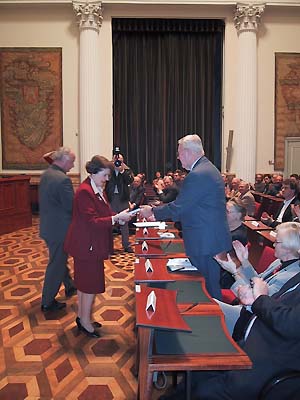 Overhandiging van het eerste exemplaar van “De stelling van Amsterdam. Een stadsmuur van water.” in 2003.