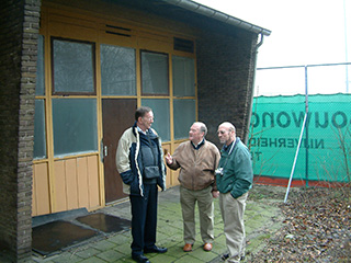 Kees van der Stad tijdens een bezoek aan Kamp Rooswijk in 2004.