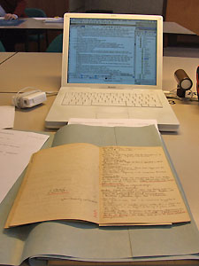 Computer en dossier in het archief.