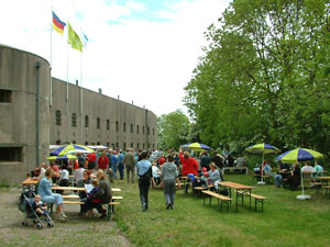 Bezoekers op Fort bij Spijkerboor.