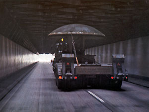 Dieplader met koepel van Velsen in de Velsertunnel.