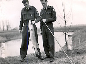 Gerard Kuiper met een snoek uit de gracht van Fort bij Spijkerboor