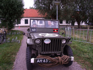 Jeep komt aan bij Fort aan de St. Aagtendijk.