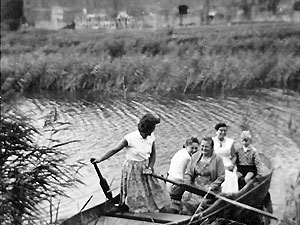 Met familie roeien op de gracht van Fort bij Spijkerboor