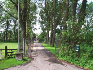 De toegangsweg van Fort bij Veldhuis in 2003, toen nog met bomen.