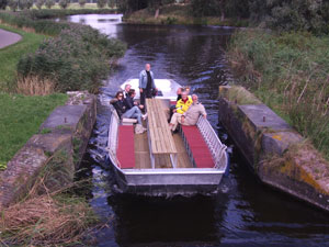 Boot vertrekt vanaf Fort bezuiden Spaarndam.