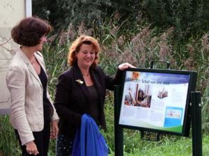 Gedeputeerde Rinske Kruisinga onthult informatiebord in Muiden.