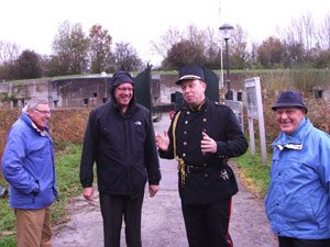 Commandant van Puffelen ontvangt de groep op Fort aan de Drecht.