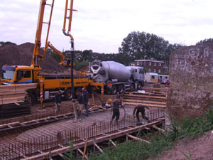 Beton storten voor de vloer van de doorsnijding.