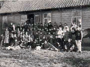 De bezetting van Fort benoorden Spaarndam poseert bij de bergloods.