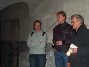 Joop de Vries (rechts) tijdens een rondleiding in Fort benoorden Spaarndam.