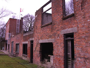 De oefenruine op het terrein.