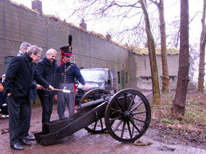 Kanonschot start werkzaamheden Fort aan de Nekkerweg in 2011.